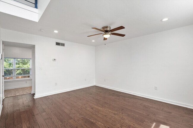 Foto del edificio - 6211 Manor Rd