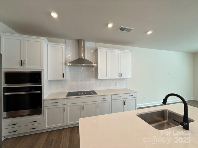 Building Photo - 6032 Mariemont Cir