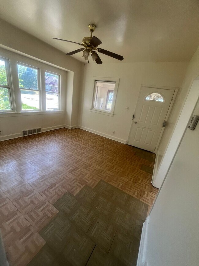 Building Photo - Spacious 3BR Lower Duplex Rental