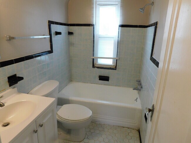 Building Photo - Move In Ready Brick Ranch