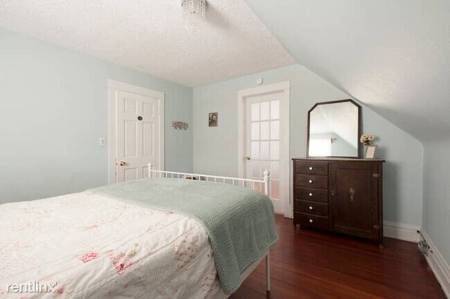 Building Photo - 4 br, 1 bath Apartment - 244 Circle Ave