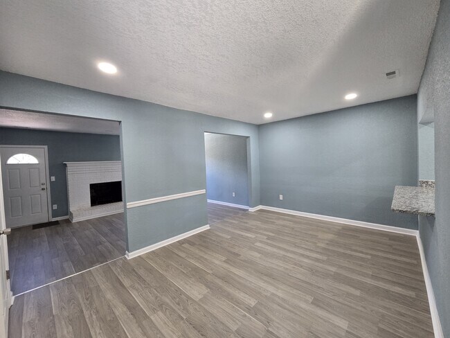 Building Photo - 689 Biltmore Dr