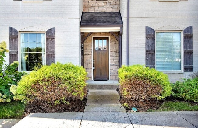 Building Photo - Three Master Suites - Super Location- Bellevue Area