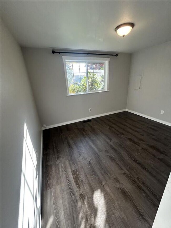 Foto del edificio - Three Bedroom House for Rent in Everson with fenced backyard and garage