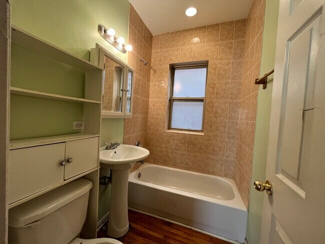 Foto del edificio - 852 E 82nd St