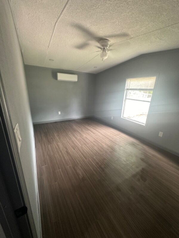 Foto del edificio - 21575 Russell Dr