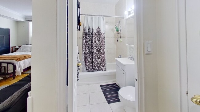 Bathroom - 710 Spadina Av