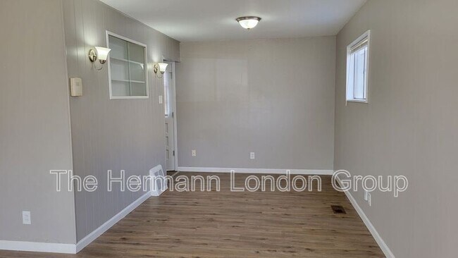 Foto del edificio - 227 Meadowcrest Dr