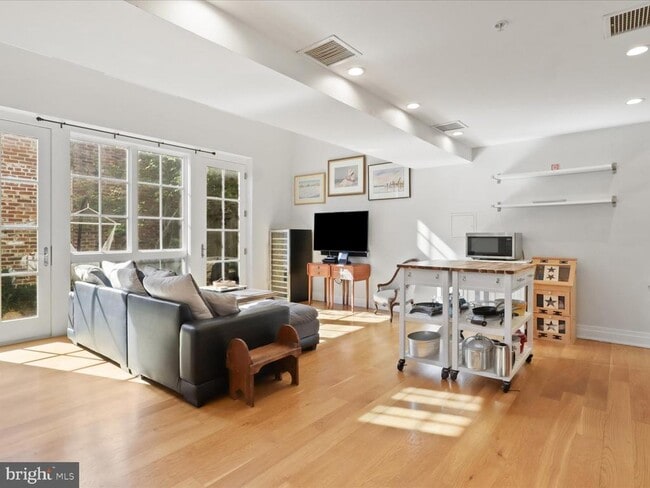 Building Photo - 631 D St SE