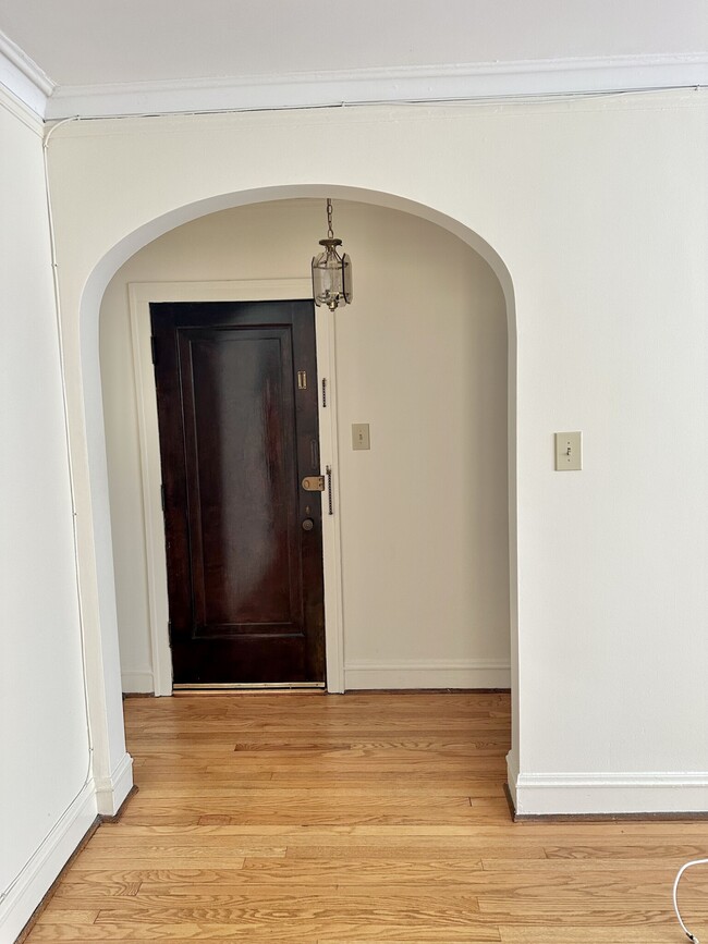 Foyer - 1434 W Thome Ave