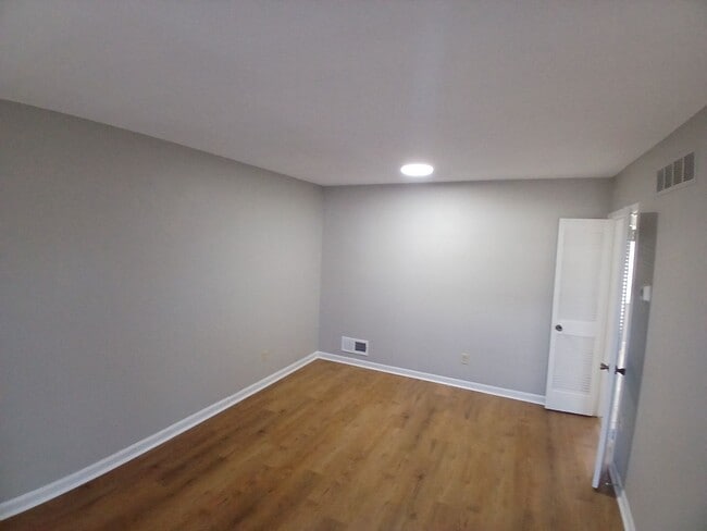 Building Photo - Beautifully Renovated 3 bedroom 2.5 bath Home - Open To Section 8