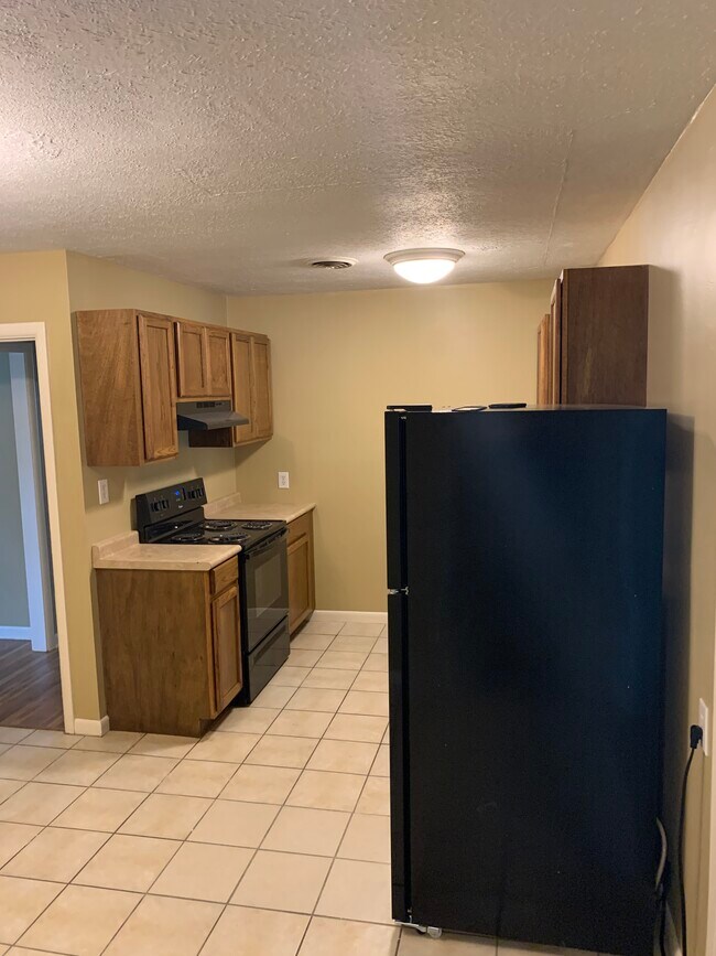 Building Photo - 727 Crest Dr