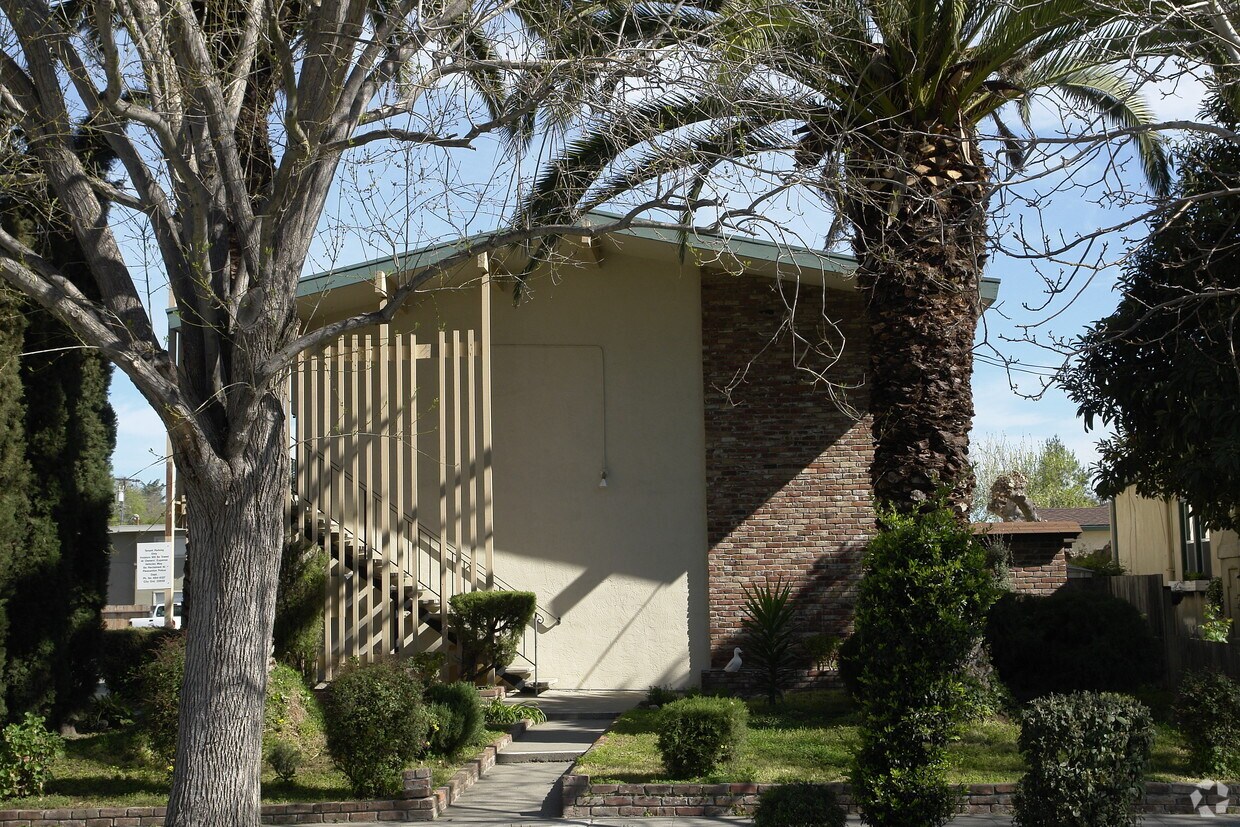 Building Photo - 421 Rose Ave