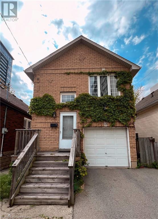 Photo principale - 15 Hess St N