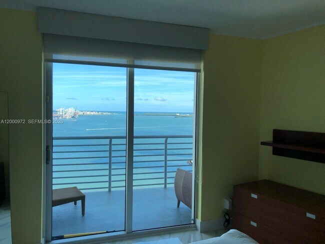 Foto del edificio - 325 S Biscayne Blvd
