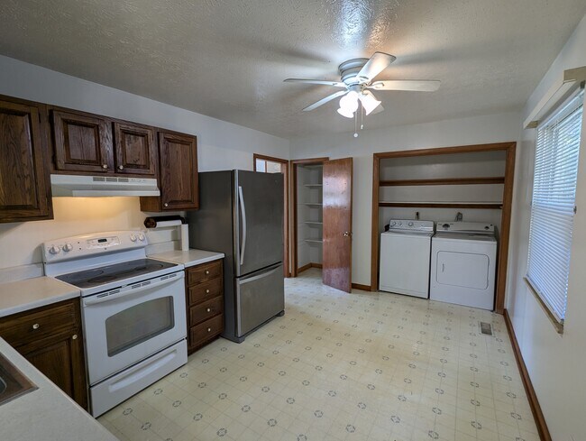 Kitchen and laundry - 4400 Galbraith School Rd