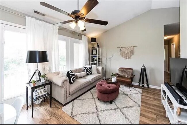 Building Photo - 6145 Meadow Rose Ln Apt K