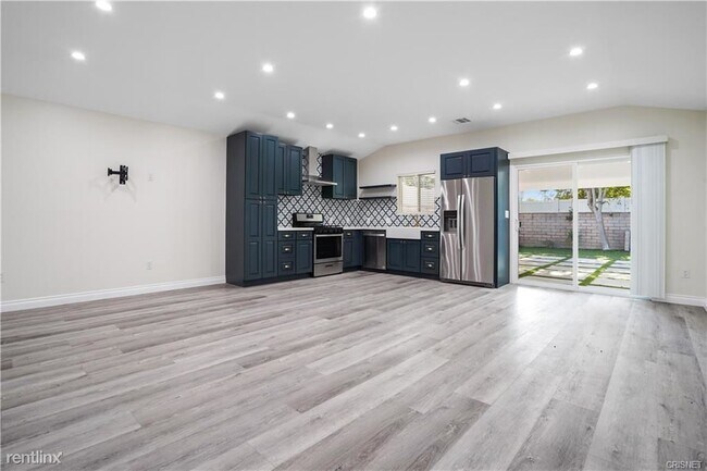 Foto del edificio - 3 br, 2 bath House - 8653 Balcom Avenue