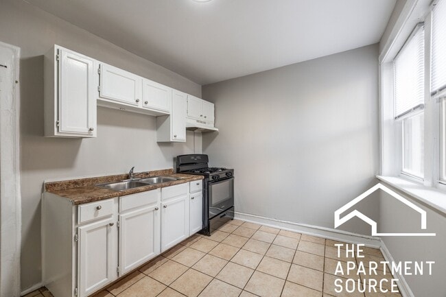 Building Photo - 6304 N Oakley Ave
