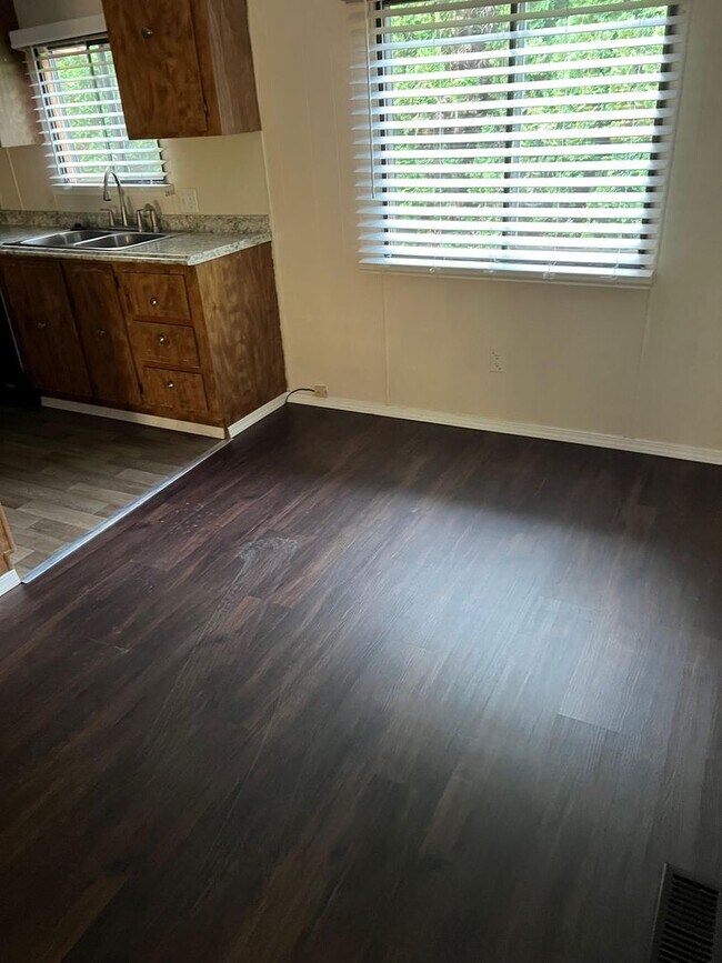 Foto del edificio - Springfield Riverfront Home