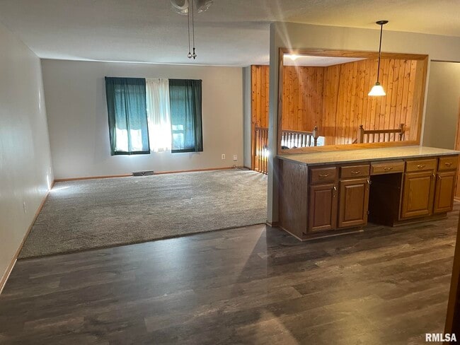 Building Photo - 2237 Waveland Dr