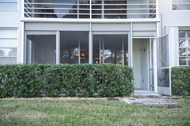 Building Photo - 4009 N Cypress Dr