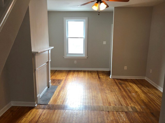 Living Rm - 133 W Main St