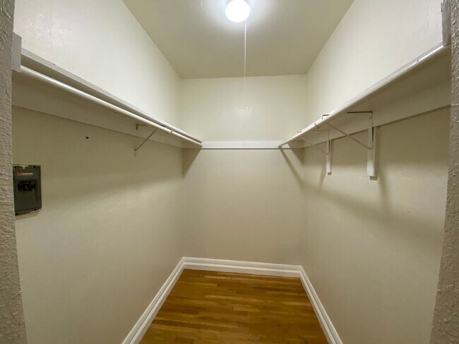 Building Photo - Studio Apartment Available Now!