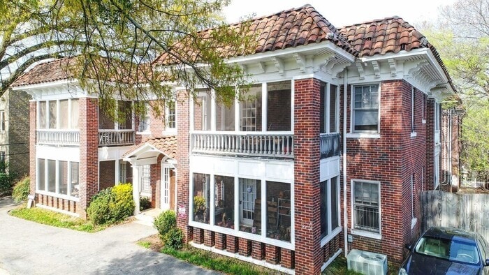 Experience the best of VA Highlands living! Cozy One Bedroom Apartment Available Now! - Experience the best of VA Highlands living! Cozy One Bedroom Apartment Available Now!