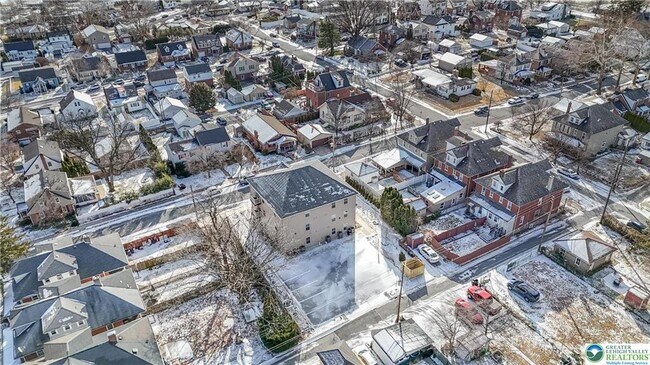 Building Photo - 1513 Maple St