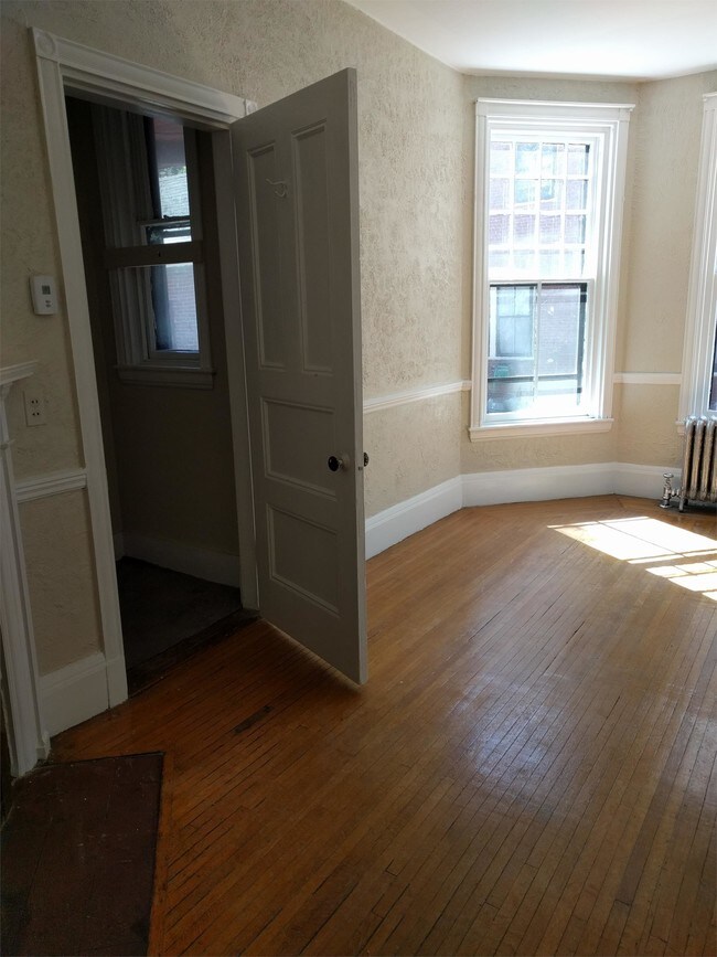 Building Photo - 52 Deering St