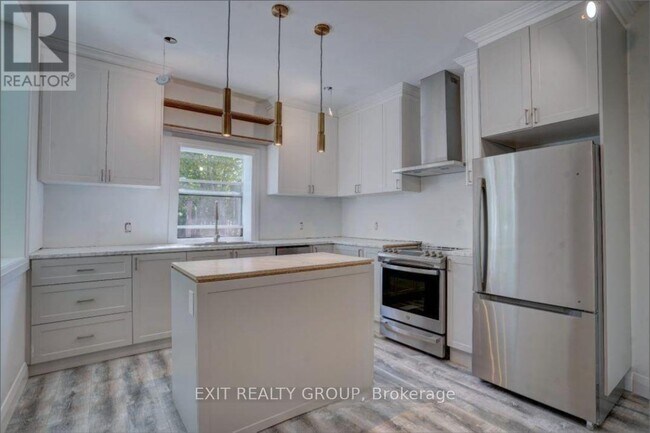 Building Photo - 105 Yeomans St