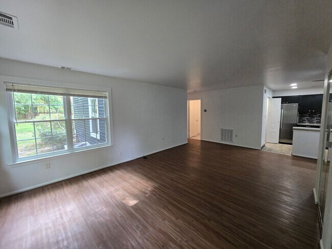 Foto del edificio - Centrally located, freshly painted 2-bedro...
