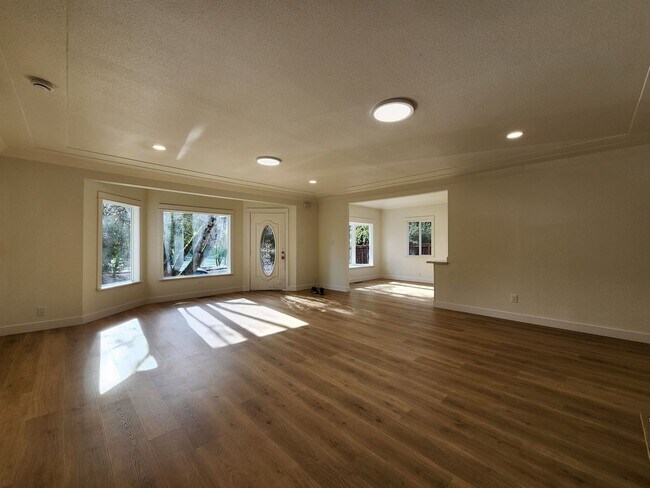 Foto del edificio - 715 Boyes Blvd