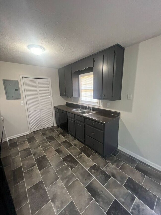 Building Photo - Great 2 bedroom 2 bathroom flat duplex NOW...