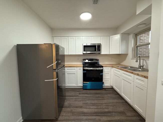 Foto del edificio - Freshly updated two-story townhome in Strawberry Plains with two bedrooms & two full baths