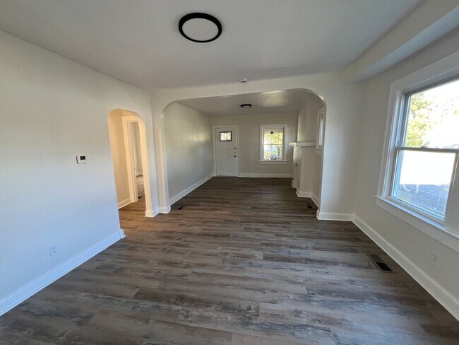 Building Photo - 4-bedroom, 1-bathroom home ready for new t...