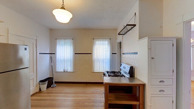 Building Photo - 156 Elm St