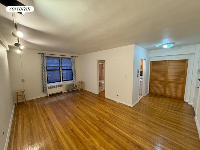 Building Photo - 330 E 70th St