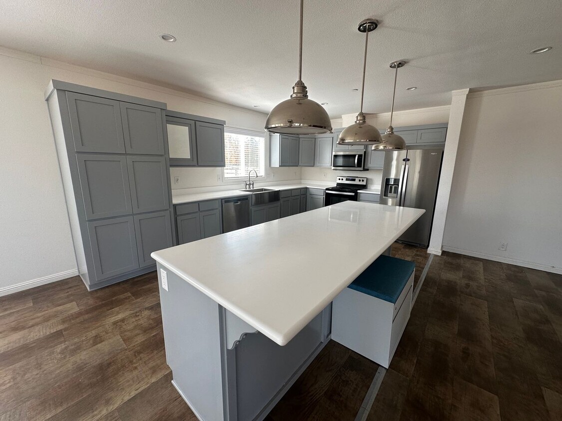 Foto principal - Like New 1 Story Home With Large Lot