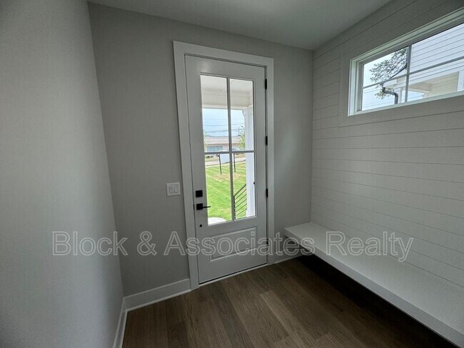 Building Photo - 1130 Cedarhurst Drive