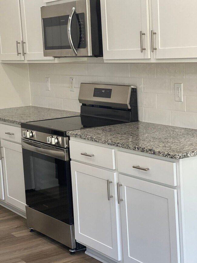 Building Photo - Charming 1.5 year new 3BR plus huge loft  ...