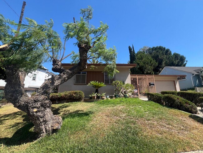 Foto del edificio - Spacious 3-Bedroom Home in Prime Monterey ...