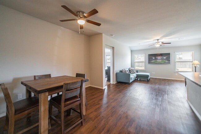 Foto del edificio - 14063 Lake Cres Dr