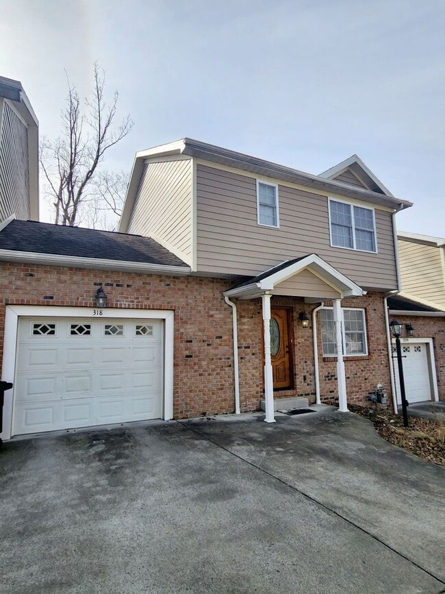 Building Photo - Large 3 Bedroom/3.5 Bath Townhouse Near Ho...