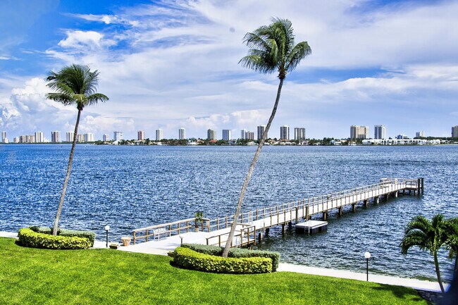 Building Photo - 3040 Lake Shore Dr