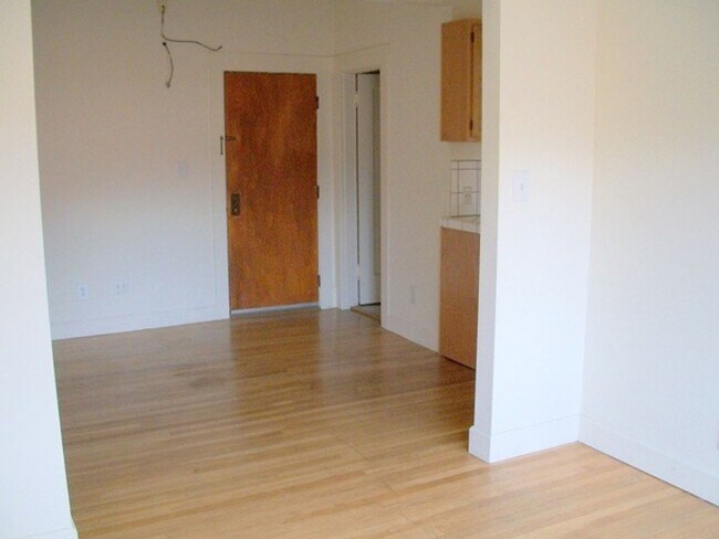 Building Photo - A Bright Sunny 1 bedroom, with Hardwood Fl...
