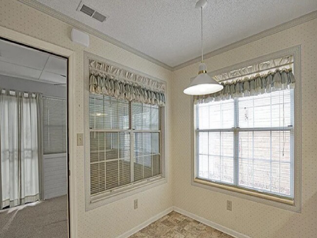 Building Photo - 1709 Lake Park Cir