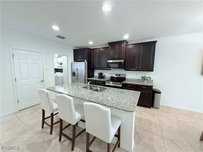 Foto del edificio - 4278 Dutchess Park Rd
