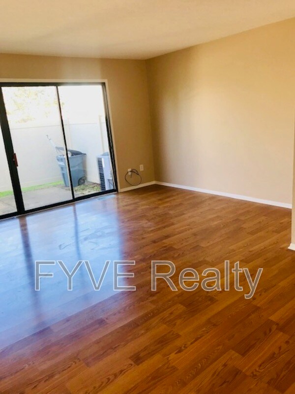 Foto del edificio - 2648 Cedar Lake Dr